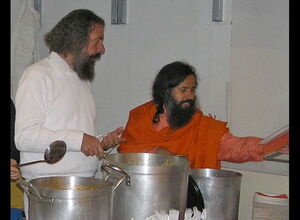 Centenary Feier Yogacharya Peter van Breukelen und Paramahamsa Prajnanananda bei der Essensausgabe - 2006